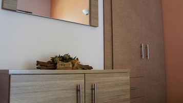 Apartamento estándar, 1 habitación, vistas al mar | Ropa de cama de alta calidad y tabla de planchar con plancha