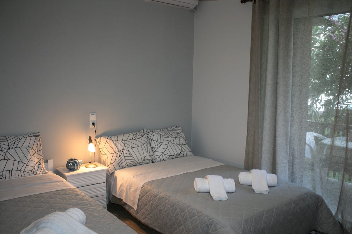 Ropa de cama de alta calidad y tabla de planchar con plancha