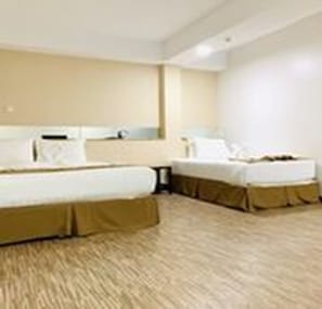 Desk, iron/ironing board, free WiFi - Shin Ye Htut Hotel (Yangon)