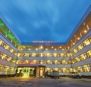 Voorkant accommodatie - avond/nacht