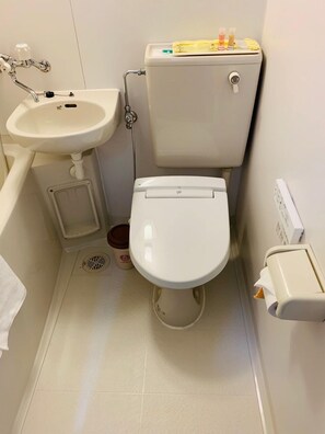 Twin Room | Bathroom | Shower, free toiletries, hair dryer, towels - Shin Ye Htut Hotel (Yangon)