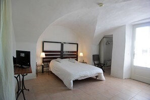 Individually decorated, individually furnished, blackout curtains - Hôtel Mas de Baumes (Ferrieres-les-Verreries)