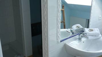 Comfort Double Room (N 2) | Bathroom | Shower, towels