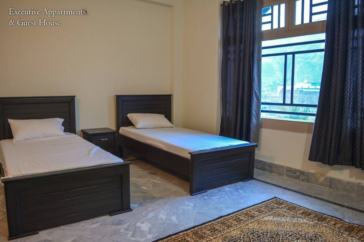 Apartamento ejecutivo, 1 cama individual grande, fumadores, vistas a la ciudad | 3 dormitorios, cortinas opacas, sistema de insonorización