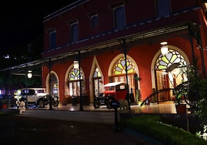 Fachada da propriedade à noite