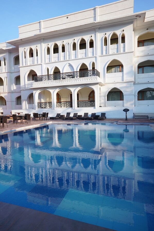 Chambre Deluxe, 1 lit double, accessible aux personnes à mobilité réduite, vue sur le jardin | Vue sur l’eau