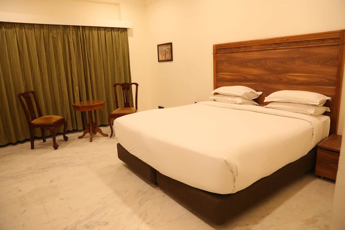 Phòng Deluxe, 1 giường đôi, phù hợp cho người khuyết tật, quang cảnh vườn | Két bảo mật tại phòng, khu vực làm việc phù hợp cho laptop 