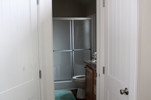 Sèche-cheveux, serviettes fournies, papier toilette