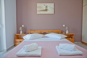 Appartement, 2 chambres, vue sur la mer, rez-de-chaussée | 2 chambres, literie de qualité, fer et planche à repasser