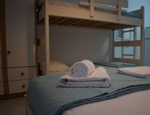 Estudio, vistas al mar (6) | Sistema de insonorización y tabla de planchar con plancha