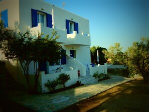 Fachada da propriedade à noite