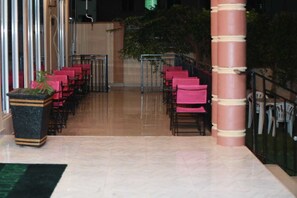 Breakfast, lunch and dinner served - Parigha Hotel (Accra)