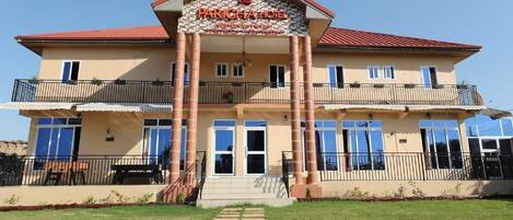 Vista frontal de la propiedad