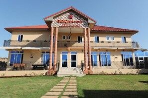 Front of property - Parigha Hotel (Accra)