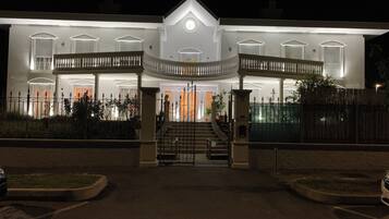 Facciata della struttura - sera/notte