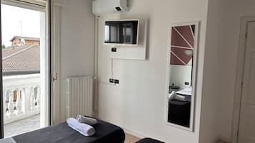 Habitación clásica con 2 camas individuales | 1 dormitorio, escritorio, espacio para trabajar con un portátil
