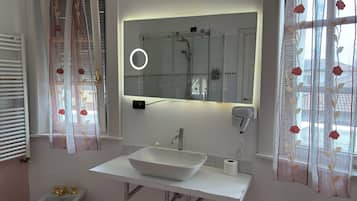 1 habitación, escritorio y espacio para trabajar con laptop