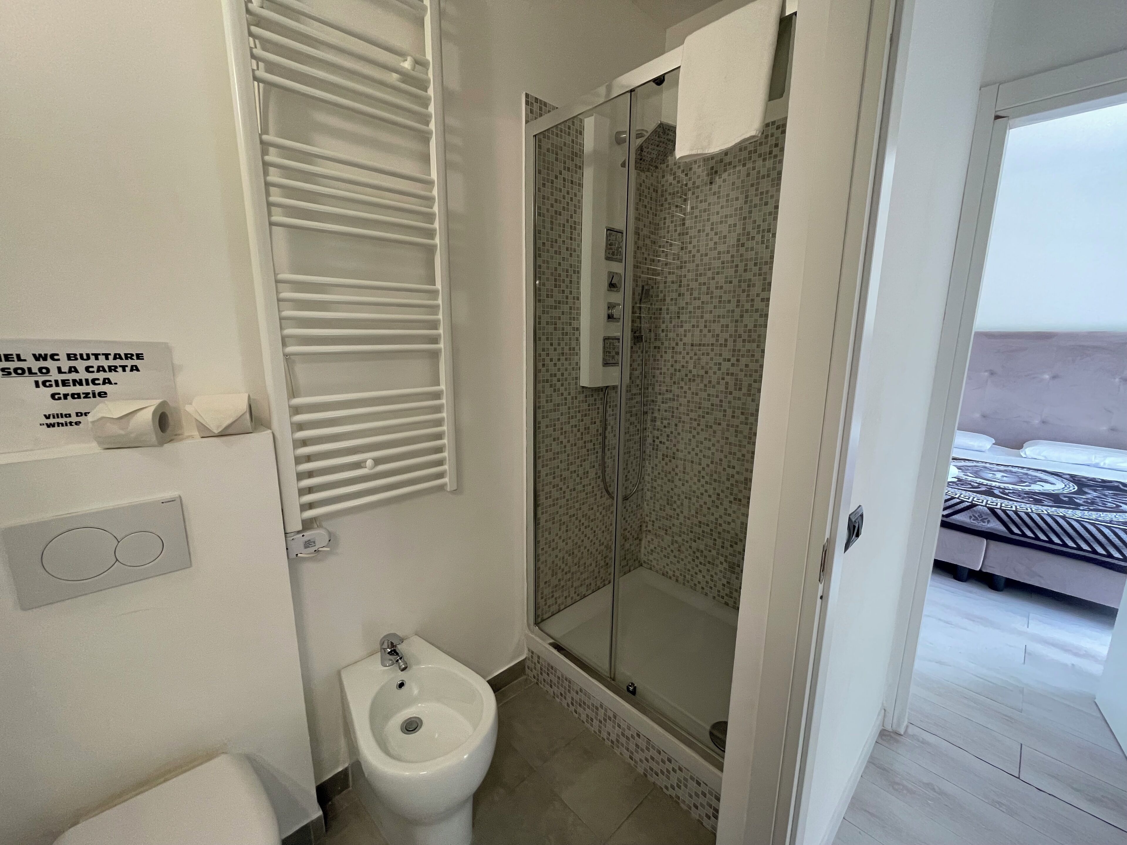 Habitación clásica doble | Baño | Ducha, artículos de higiene personal gratuitos, secador de pelo y bidé