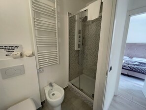 Habitación doble clásica | Baño | Regadera, amenidades de baño gratuitas, secadora de cabello, bidet 
