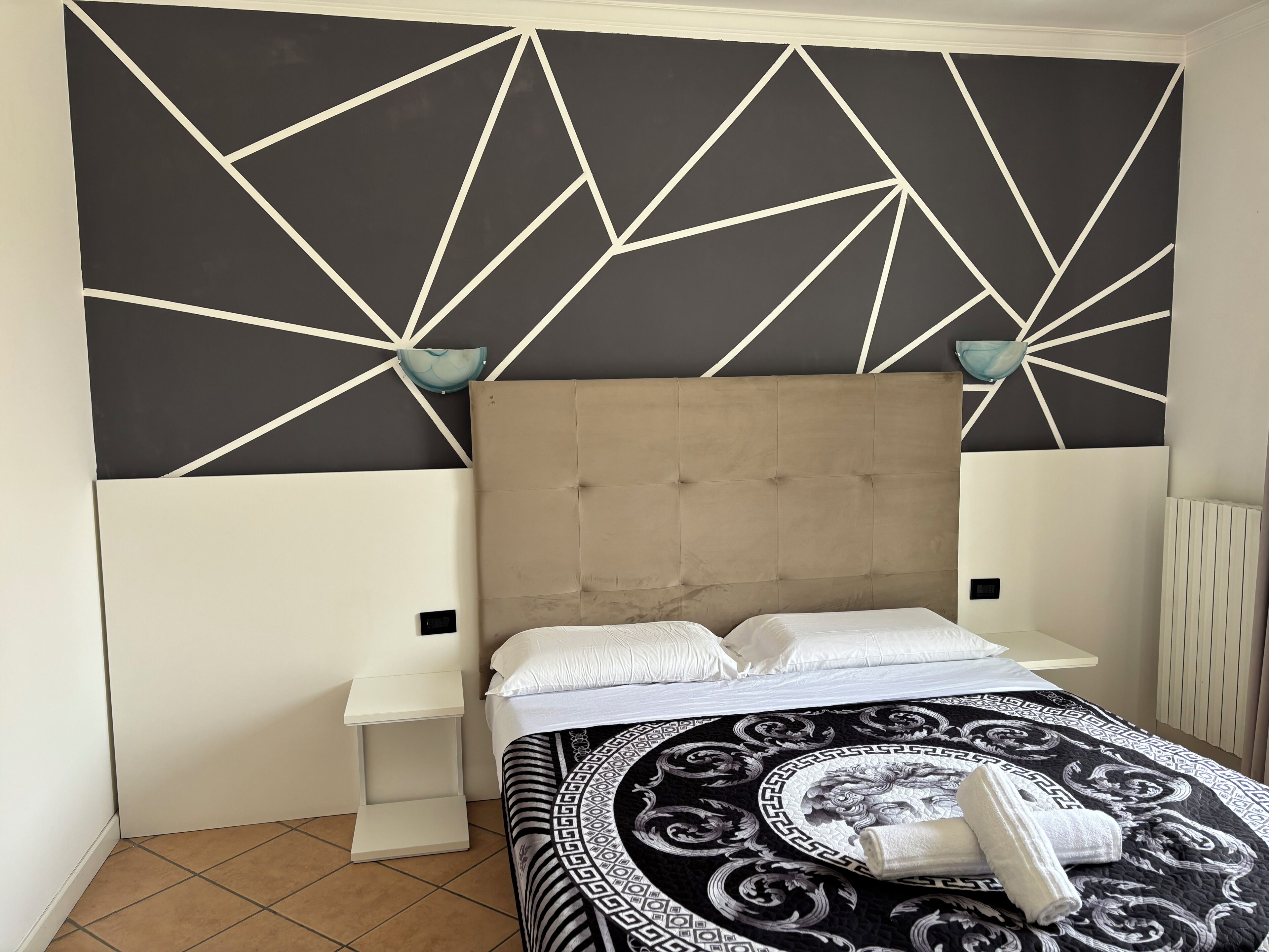 Quarto casal clássico | 1 quarto, escrivaninha, espaço de trabalho para notebook