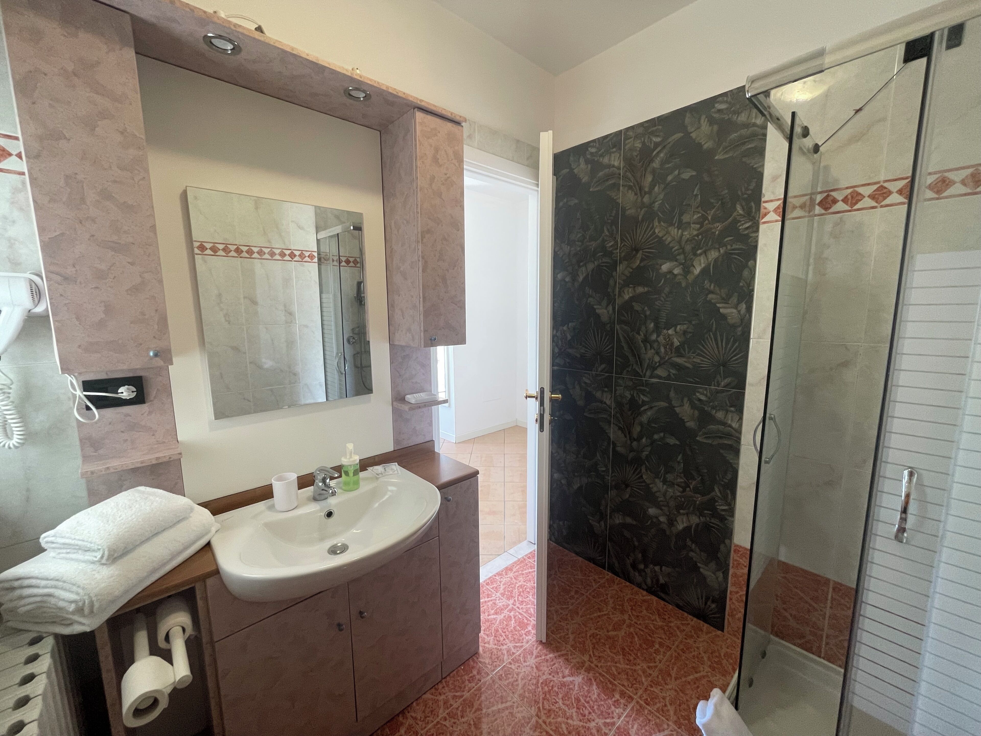 Classic Twin Room | Bathroom | Shower, free toiletries, hair dryer, bidet