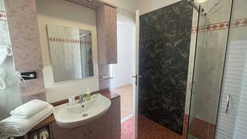 Classic Twin Room | Bathroom | Shower, free toiletries, hair dryer, bidet