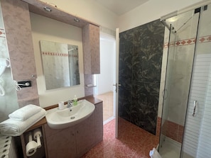 Classic Twin Room | Bathroom | Shower, free toiletries, hair dryer, bidet - Villa Daniela (Lainate)