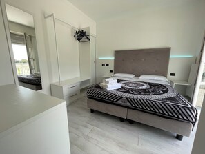Classic Double Room | 1 bedroom, desk, laptop workspace, free WiFi - Villa Daniela (Lainate)