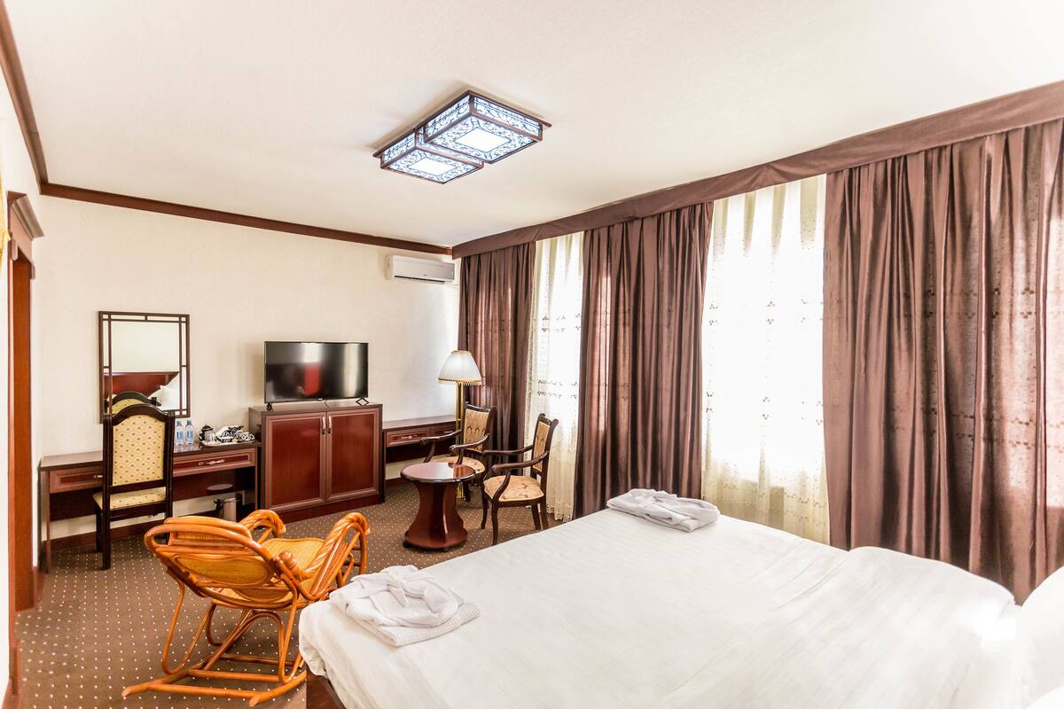 Double Room, 1 Queen Bed, Non Smoking | Hypo-allergenic bedding, down duvets, Select Comfort beds, in-room safe