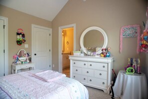 4 habitaciones, tabla de planchar con plancha, wifi y ropa de cama 