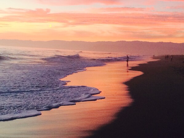 Beach nearby, sun-loungers, beach towels