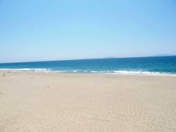 Vlak bij het strand, ligstoelen aan het strand, strandlakens