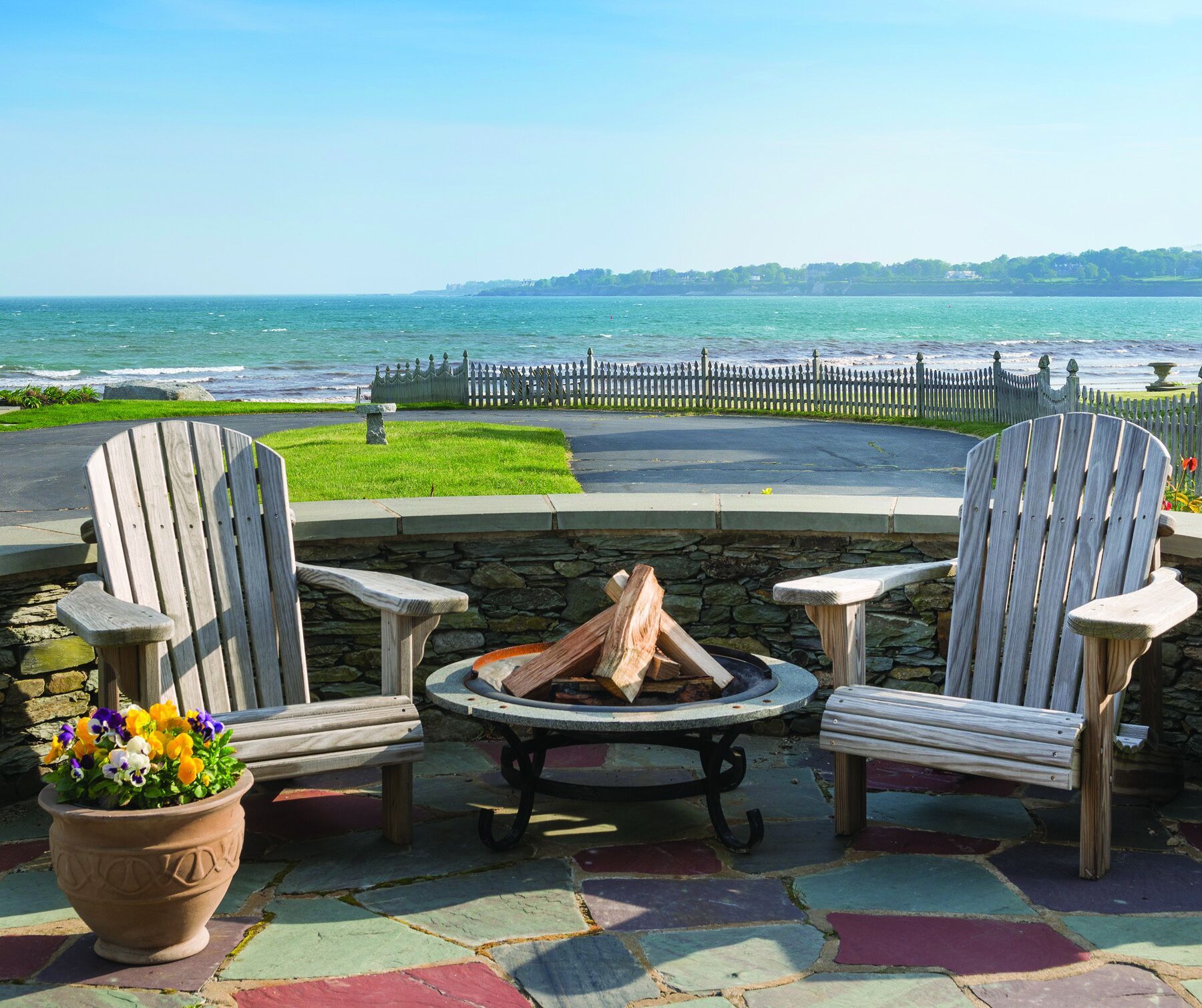 Beachfront Large Updated Family Home: Pool and Jacuzzi