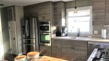 Coffee/tea maker, fridge, microwave, oven