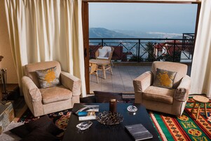 Televisión de pantalla plana, chimenea, reproductor de DVD