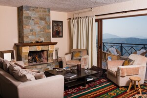 Televisión de pantalla plana, chimenea, reproductor de DVD