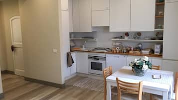 KĂŒhlschrank, Mikrowelle, Ofen, Herdplatte