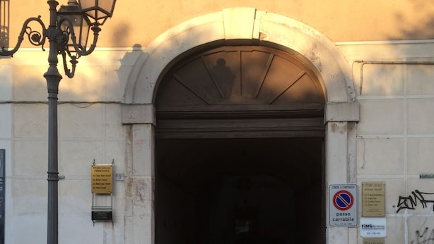 An entrance to a building with an arched doorway, a street lamp, and a sign indicating a no parking zone. - Dimora Spina in Centro (Campobasso)