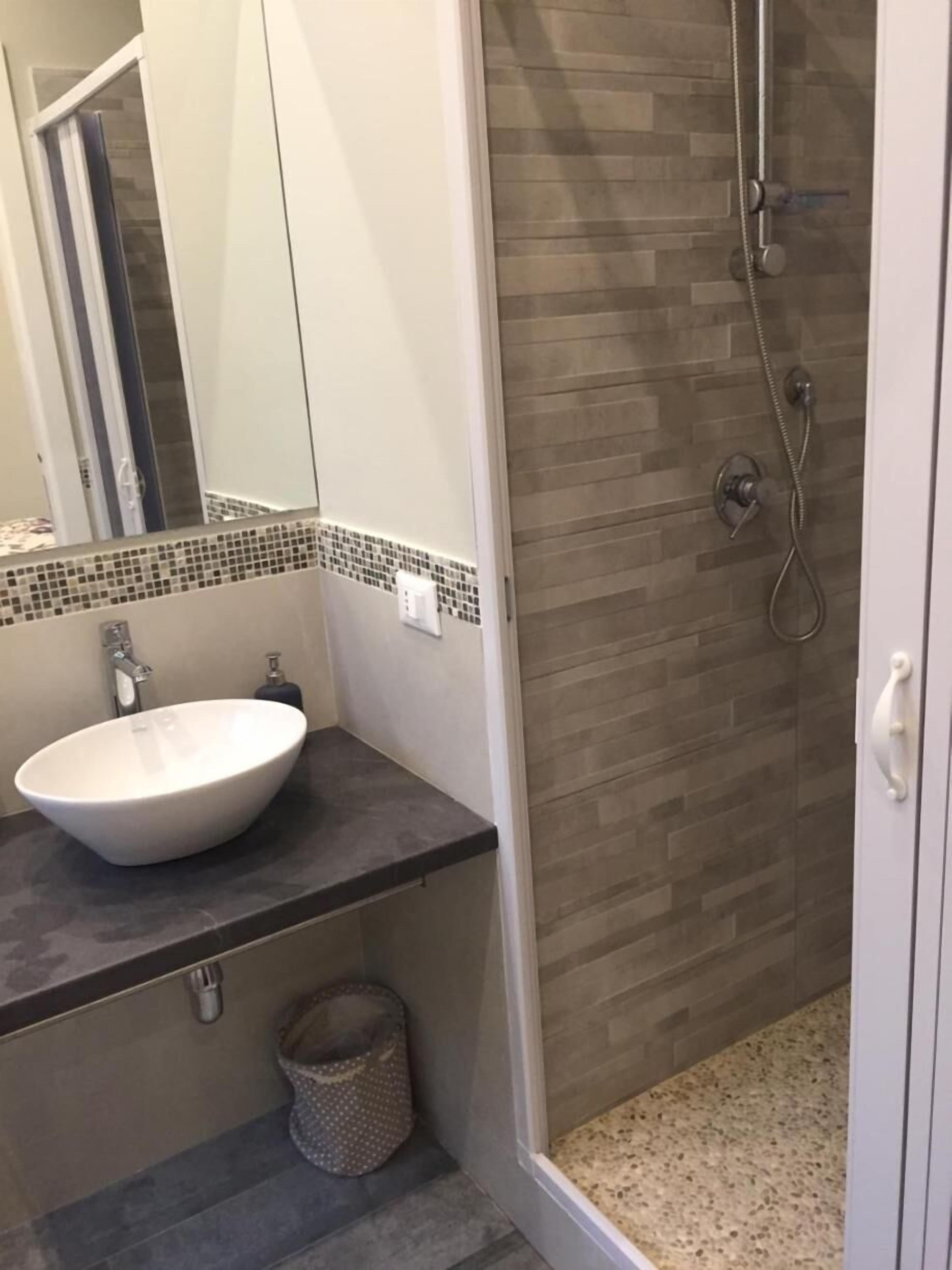 Douche, articles de toilette gratuits, sèche-cheveux, peignoirs