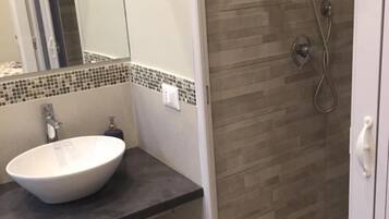 Douche, articles de toilette gratuits, sĂšche-cheveux, peignoirs