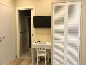 Desk, iron/ironing board, free cots/infant beds, rollaway beds - Dimora Spina in Centro (Campobasso)