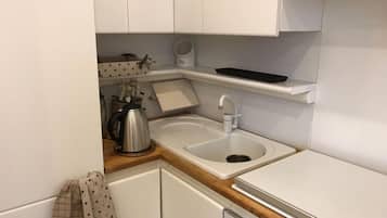 KĂŒhlschrank, Mikrowelle, Ofen, Herdplatte