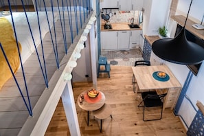 Leilighet, mellometasje | Oppholdsområde | En 40-tommers Flatskjerm-TV med kabel-kanaler samt TV