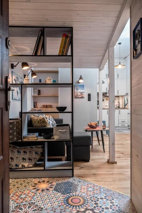 Leilighet, mellometasje | Oppholdsområde | En 40-tommers Flatskjerm-TV med kabel-kanaler samt TV