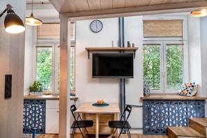 LĂ€genhet - mezzanine | Vardagsrum | 40-tums platt-tv med kabelkanaler och tv