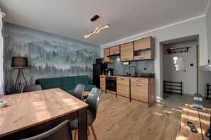 Apartament | Cuina bàsica privada | Frigorífic, placa de cuina, cafetera i tetera i bullidora elèctrica 