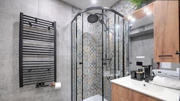 Apartment | Badezimmer | Kostenlose Toilettenartikel, Haartrockner, Handtücher, Seife