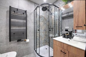 Appartement | Salle de bain | Articles de toilette (gratuits), séchoir à cheveux, serviettes fournies