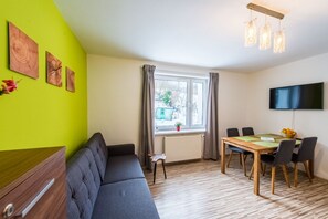 Comfort Apartment | Peralatan tempat tidur premium, seterika/papan seterika, Wi-fi percuma