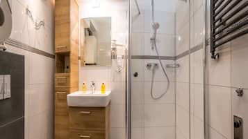 Comfort Apartment | Bathroom | Shower, free toiletries, hair dryer, towels